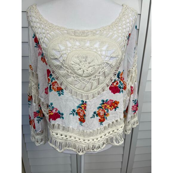 It Girl Crochet White Boho Floral Crop Top - Picture 2 of 8